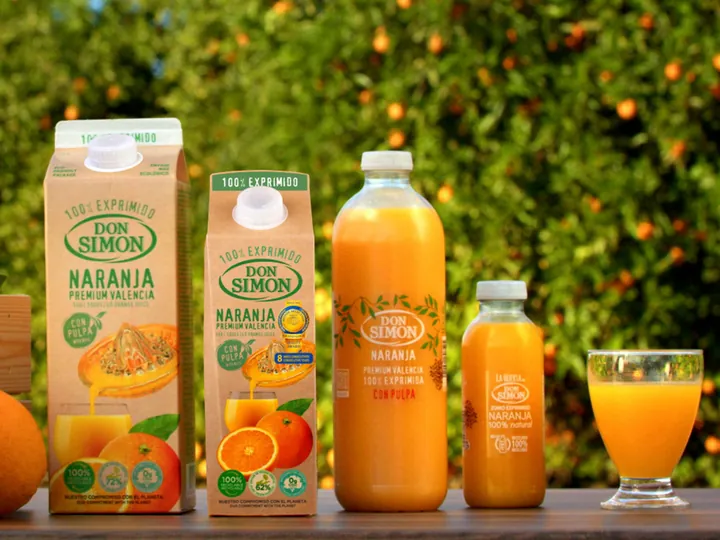 Orange juice and fresh oranges