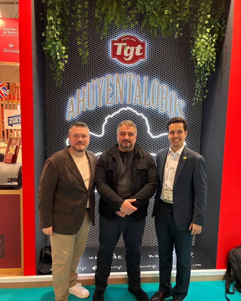 The VLC team with a manufacturer at a food trade fair