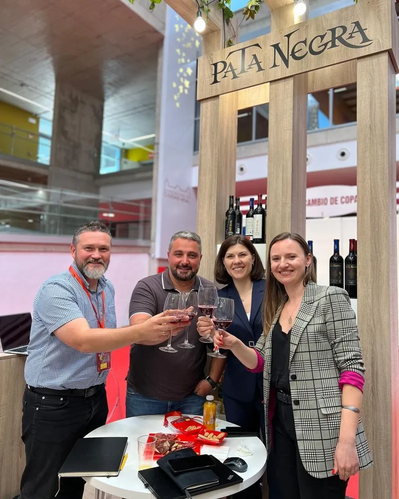 The VLC team at a wine stand at a trade fair